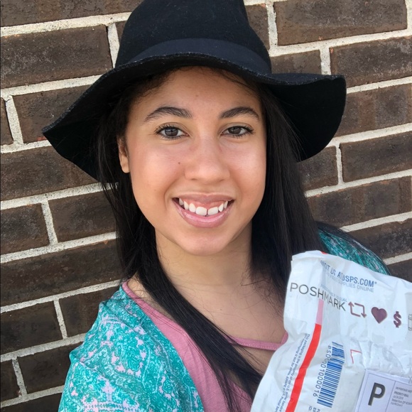 Meet your Posh ambassador , Ashley๐ - Picture 8 of 12